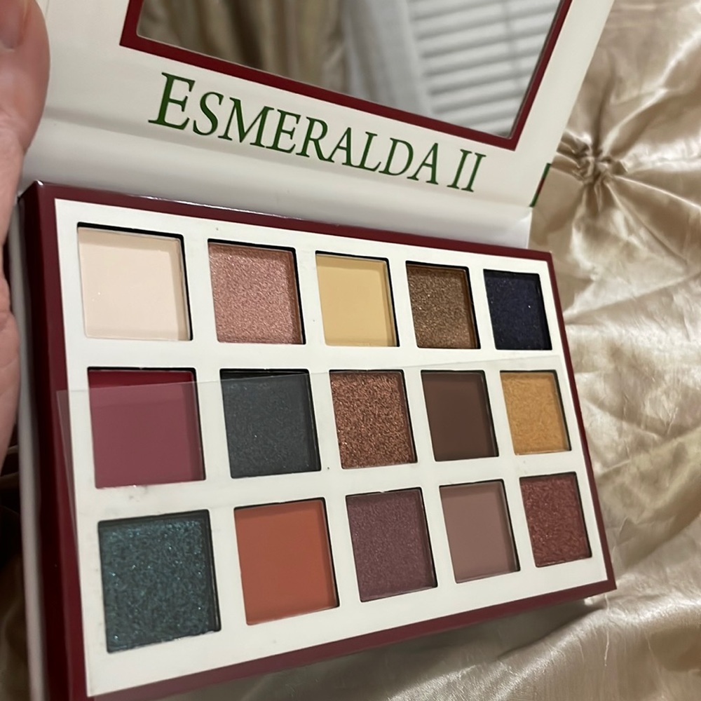 Esmeralda ll-by Beauty Creations Eyeshadow palette